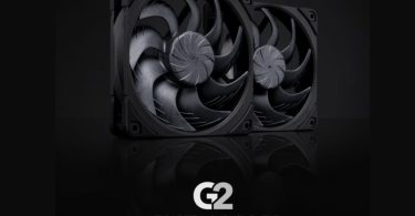 Deux ventilateurs Noctua NF-A12x25 G2 Chromax.Black entièrement noirs avec hélice à courbure progressive, présentés sur un fond sombre avec le logo G2 Chromax by Noctua.