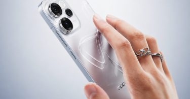 Main tenant un nouveau smartphone Oppo Reno au fini argenté irisé, mettant en avant son triple module photo arrière et son design incurvé élégant.