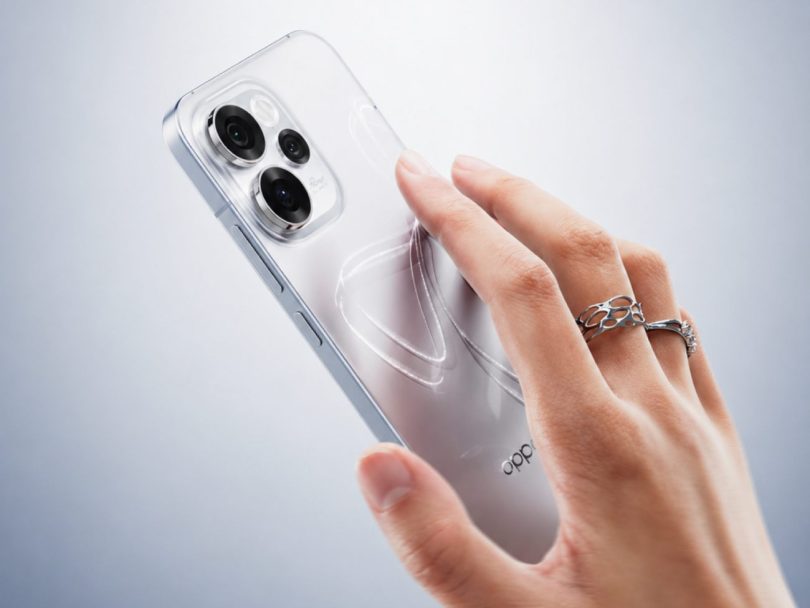 Main tenant un nouveau smartphone Oppo Reno au fini argenté irisé, mettant en avant son triple module photo arrière et son design incurvé élégant.