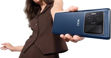 Prise en main du smartphone Nuu B40 5G bleu, montrant le module photo arrière de 64 MP intégrant l'écran secondaire Vista Display de 1,6 pouce.