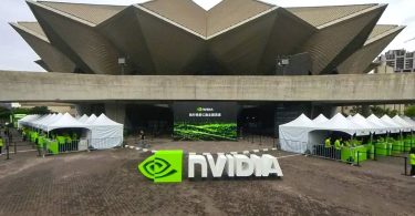 Logo géant Nvidia devant l'architecture angulaire du Taipei Music Center, préparé pour la keynote du Computex 2026 dévoilant la nouvelle ère PC et le chipset ARM N1X.