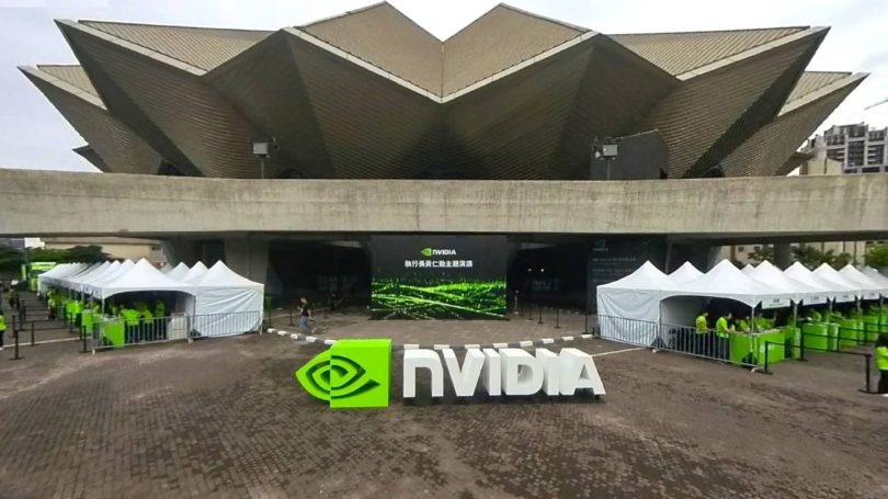 Logo géant Nvidia devant l'architecture angulaire du Taipei Music Center, préparé pour la keynote du Computex 2026 dévoilant la nouvelle ère PC et le chipset ARM N1X.