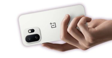 Face arrière d'un smartphone OnePlus blanc tenu horizontalement dans une main, mettant en évidence le logo central et un nouveau design de module photo carré aux angles arrondis abritant les capteurs.