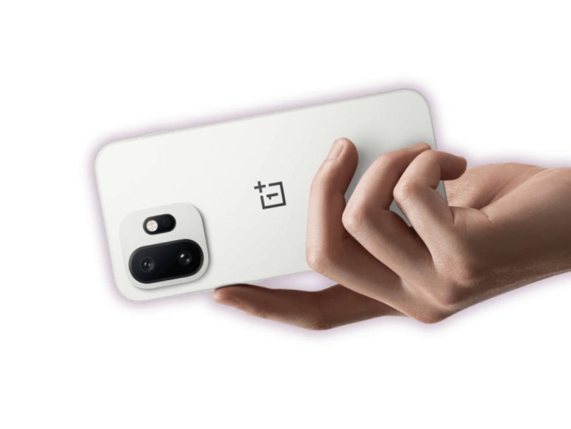 Face arrière d'un smartphone OnePlus blanc tenu horizontalement dans une main, mettant en évidence le logo central et un nouveau design de module photo carré aux angles arrondis abritant les capteurs.