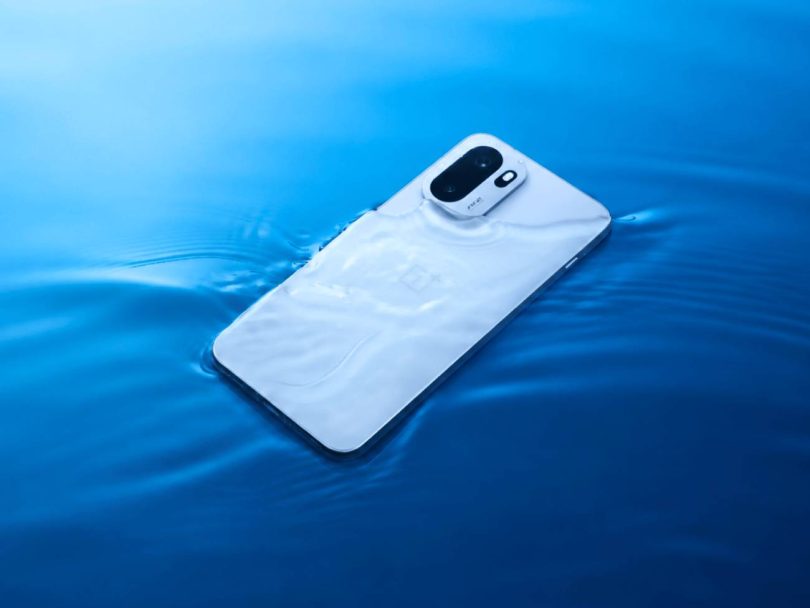 Le smartphone OnePlus Ace 7 blanc flotte à la surface d'une eau bleu vif, avec des ondulations. Le double module caméra vertical avec le marquage "Ace" et le logo OnePlus sont visibles.