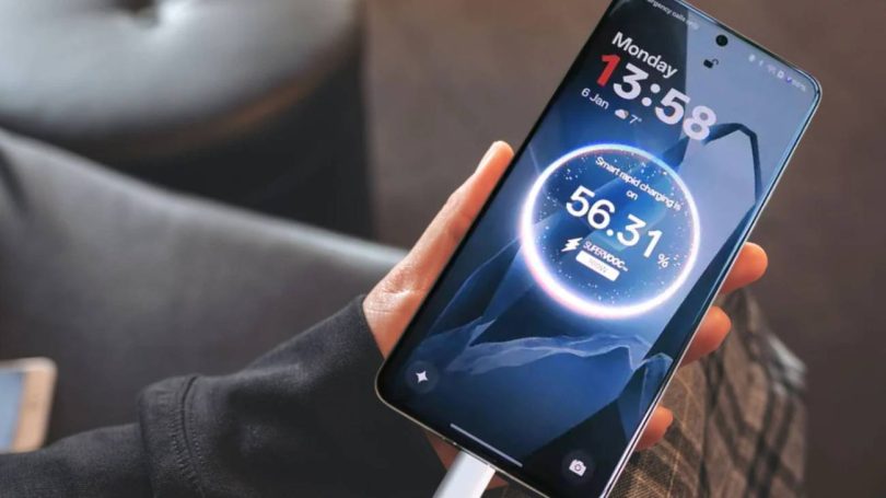 Smartphone OnePlus en main affichant la recharge rapide SuperVOOC 100W, branché via son port USB-C.