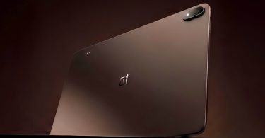 Vue arrière de la tablette OnePlus Pad Pro en finition bronze métallique, mettant en avant le logo OnePlus centré et le module caméra horizontal sur un design ultra-fin.