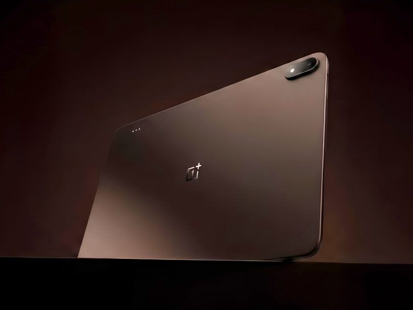 Vue arrière de la tablette OnePlus Pad Pro en finition bronze métallique, mettant en avant le logo OnePlus centré et le module caméra horizontal sur un design ultra-fin.