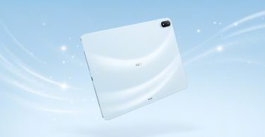 Dos de la nouvelle tablette Oppo Pad 6 bleu clair en lévitation, révélant son design ultra-fin, son module photo et ses connecteurs magnétiques, sur un fond lumineux.