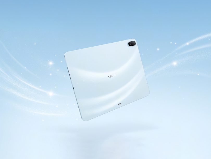 Dos de la nouvelle tablette Oppo Pad 6 bleu clair en lévitation, révélant son design ultra-fin, son module photo et ses connecteurs magnétiques, sur un fond lumineux.