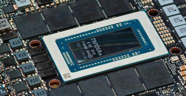 Gros plan sur une puce de processeur Nvidia placée au centre d'un circuit imprimé et entourée de modules de mémoire, illustrant la conception technique proche des futurs processeurs ARM N1 et N1X.