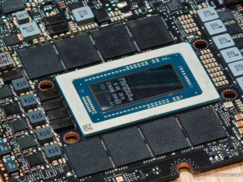 Gros plan sur une puce de processeur Nvidia placée au centre d'un circuit imprimé et entourée de modules de mémoire, illustrant la conception technique proche des futurs processeurs ARM N1 et N1X.