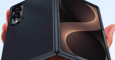 Rendu du smartphone pliable Samsung Galaxy Z Fold 8 Wide noir équipé d'une coque de protection, tenu en main et partiellement plié. L'image met en évidence le format d'écran élargi et le module photo arrière limité à deux capteurs.