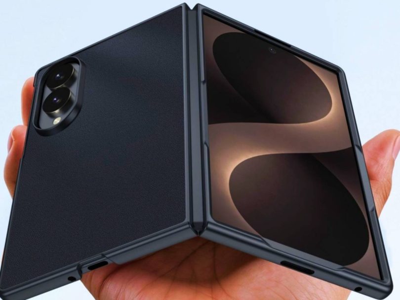Rendu du smartphone pliable Samsung Galaxy Z Fold 8 Wide noir équipé d'une coque de protection, tenu en main et partiellement plié. L'image met en évidence le format d'écran élargi et le module photo arrière limité à deux capteurs.