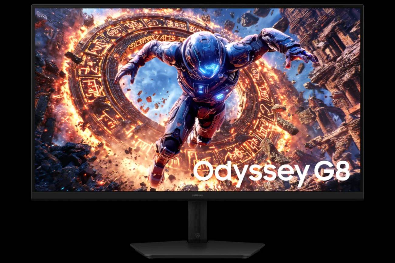 Vue de face du moniteur gaming Samsung Odyssey G80HS de 32 pouces affichant la mention "Odyssey G8". L'image d'action de science-fiction à l'écran met en évidence la clarté visuelle et la précision de la résolution 6K.