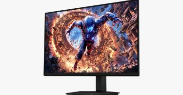Moniteur gaming Samsung Odyssey G80HS de 32 pouces affichant un jeu vidéo d'action en résolution 6K. L'écran plat sur pied illustre sa haute densité de 224 PPI grâce à une scène de science-fiction aux détails ultra-nets.