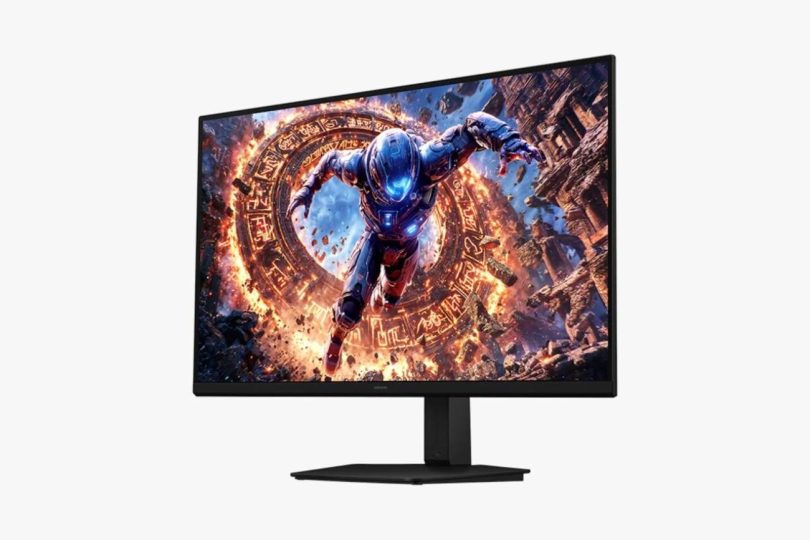 Moniteur gaming Samsung Odyssey G80HS de 32 pouces affichant un jeu vidéo d'action en résolution 6K. L'écran plat sur pied illustre sa haute densité de 224 PPI grâce à une scène de science-fiction aux détails ultra-nets.