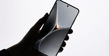 Main tenant un smartphone au design minimaliste affichant une interface abstraite fluide, illustrant le futur appareil mobile d'OpenAI doté d'une puce NPU de 50 TOPS.
