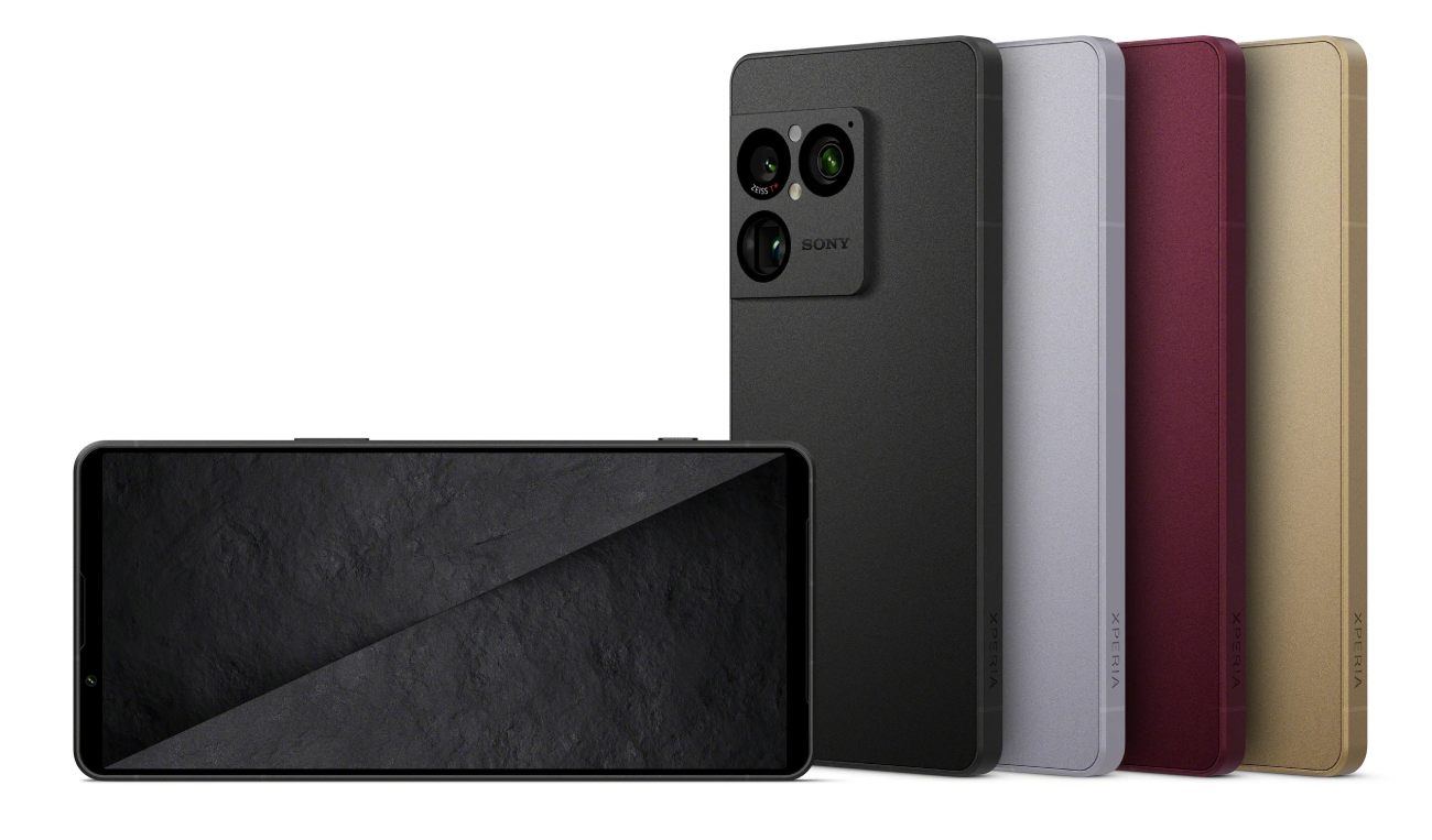 Vue d'ensemble du Sony Xperia 1 VIII présentant son design plat, son triple capteur photo optique Zeiss et ses quatre coloris : noir mat, gris argenté, bordeaux profond et doré sable.