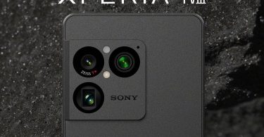 Gros plan sur le bloc triple caméra arrière d'un smartphone noir portant l'inscription Xperia 1 VIII, SONY et le logo ZEISS T*.