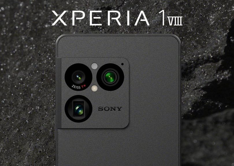 Gros plan sur le bloc triple caméra arrière d'un smartphone noir portant l'inscription Xperia 1 VIII, SONY et le logo ZEISS T*.