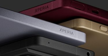 Gros plan sur les tranches élégantes du Sony Xperia 1 VIII montrant quatre coloris différents : noir mat, gris sidéral, bordeaux profond et or brossé. On distingue le logo Xperia gravé, le bouton d'alimentation et le module photo optique ZEISS T*.