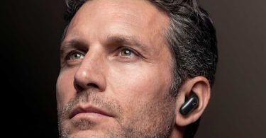 Homme portant l'écouteur sans fil noir Soundcore Liberty 5 Pro Max, illustrant l'ergonomie et le design premium intra-auriculaire de l'appareil.