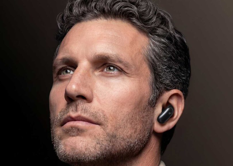 Homme portant l'écouteur sans fil noir Soundcore Liberty 5 Pro Max, illustrant l'ergonomie et le design premium intra-auriculaire de l'appareil.