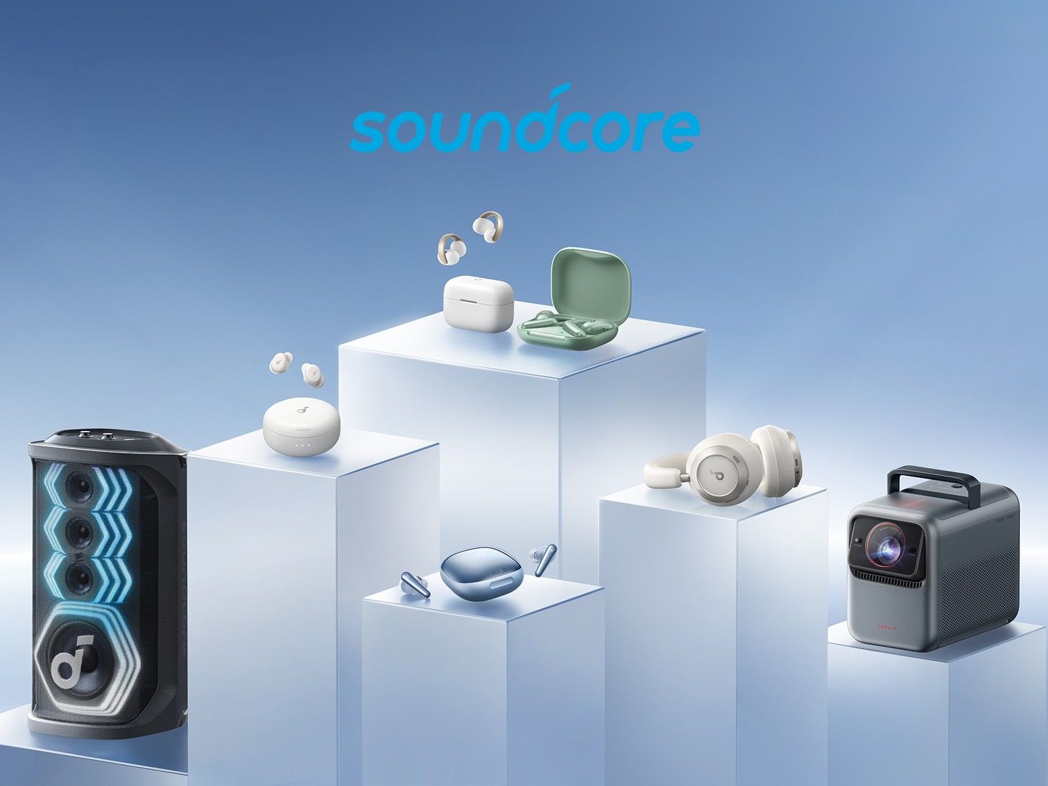 Composition de la gamme Soundcore sur fond bleu pastel avec le logo soundcore en bleu, présentant une enceinte portable lumineuse, plusieurs paires d'écouteurs sans fil dont des modèles open-ear et in-ear, un casque audio circumaural blanc et un vidéoprojecteur Nebula, illustrant l'étendue du catalogue audio et vidéo de la sous-marque avant son intégration dans l'identité Anker.