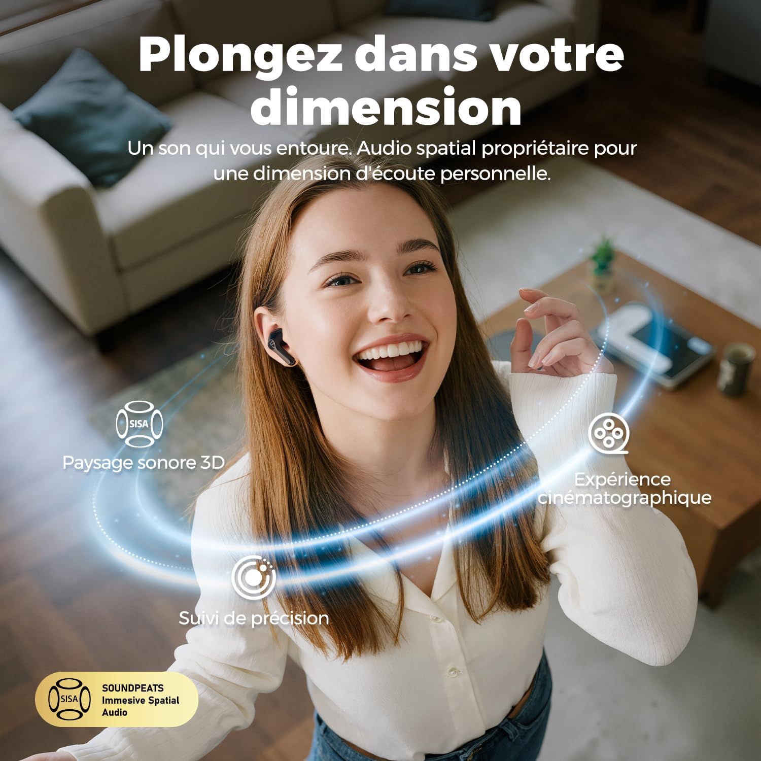 Jeune femme souriante portant un écouteur SoundPEATS Air6 HS dans son salon, entourée d'effets graphiques bleus illustrant l'audio spatial SISA propriétaire avec paysage sonore 3D, suivi de précision et expérience cinématographique.
