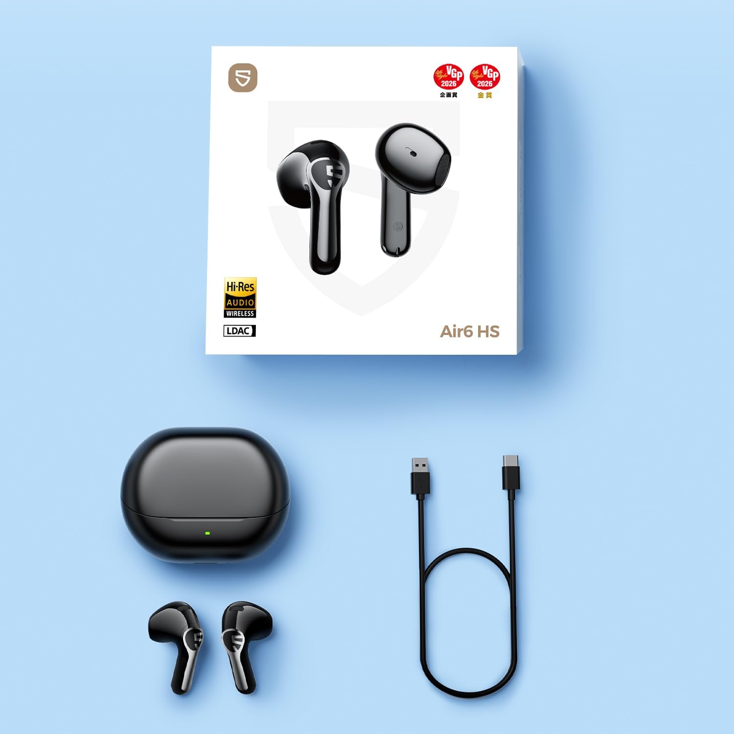 Vue à plat du contenu de la boîte SoundPEATS Air6 HS : packaging avec logos Hi-Res Audio Wireless, LDAC et récompenses VGP 2026, boîtier de charge noir avec témoin lumineux vert, deux oreillettes et câble USB-C.