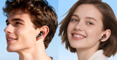Un homme et une femme souriants portent chacun un écouteur SoundPEATS Air6 HS noir au format semi-intra, illustrant la légèreté de 4 grammes et le confort longue durée du modèle Hi-Res LDAC.
