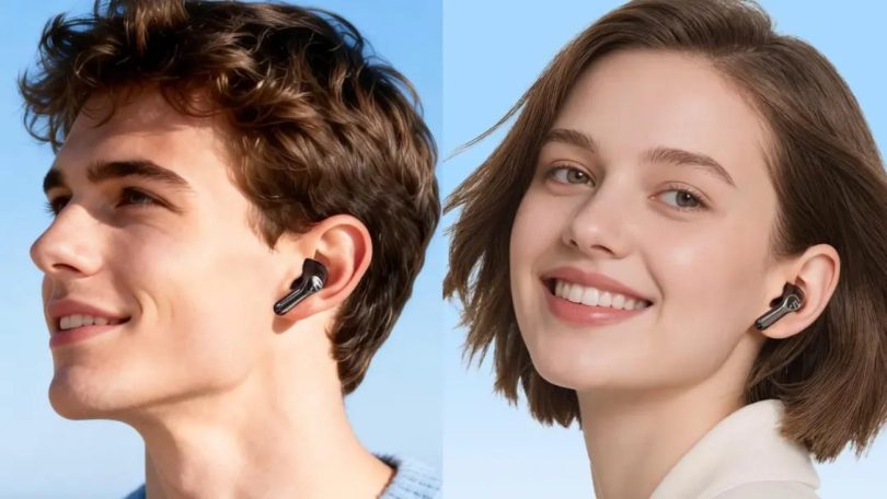 Un homme et une femme souriants portent chacun un écouteur SoundPEATS Air6 HS noir au format semi-intra, illustrant la légèreté de 4 grammes et le confort longue durée du modèle Hi-Res LDAC.