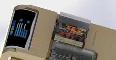 Vue de dessus d'un prototype 3D du SuperSega V3 montrant un châssis en bois clair avec un écran de contrôle intégré, des fentes pour cartouches Sega originales et une mention "SuperSega Especial Edition".