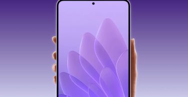 Main tenant la future tablette compacte OnePlus affichant un fond d'écran violet sur son écran OLED de 8,8 pouces.