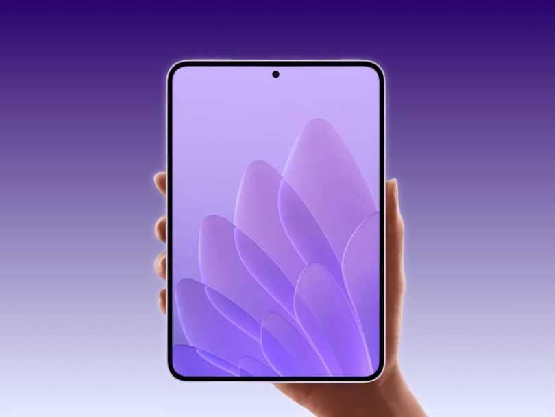 Main tenant la future tablette compacte OnePlus affichant un fond d'écran violet sur son écran OLED de 8,8 pouces.