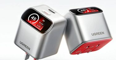 Deux chargeurs Ugreen X740 45W GaN argentés à base rouge. L'un dévoile son écran LCD incliné affichant la puissance en temps réel (45W, 15.0V, 3.0A) à côté du port USB-C, l'autre montre ses broches de prise rétractables repliées.