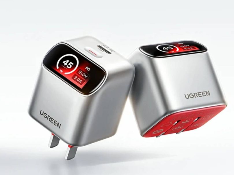 Deux chargeurs Ugreen X740 45W GaN argentés à base rouge. L'un dévoile son écran LCD incliné affichant la puissance en temps réel (45W, 15.0V, 3.0A) à côté du port USB-C, l'autre montre ses broches de prise rétractables repliées.