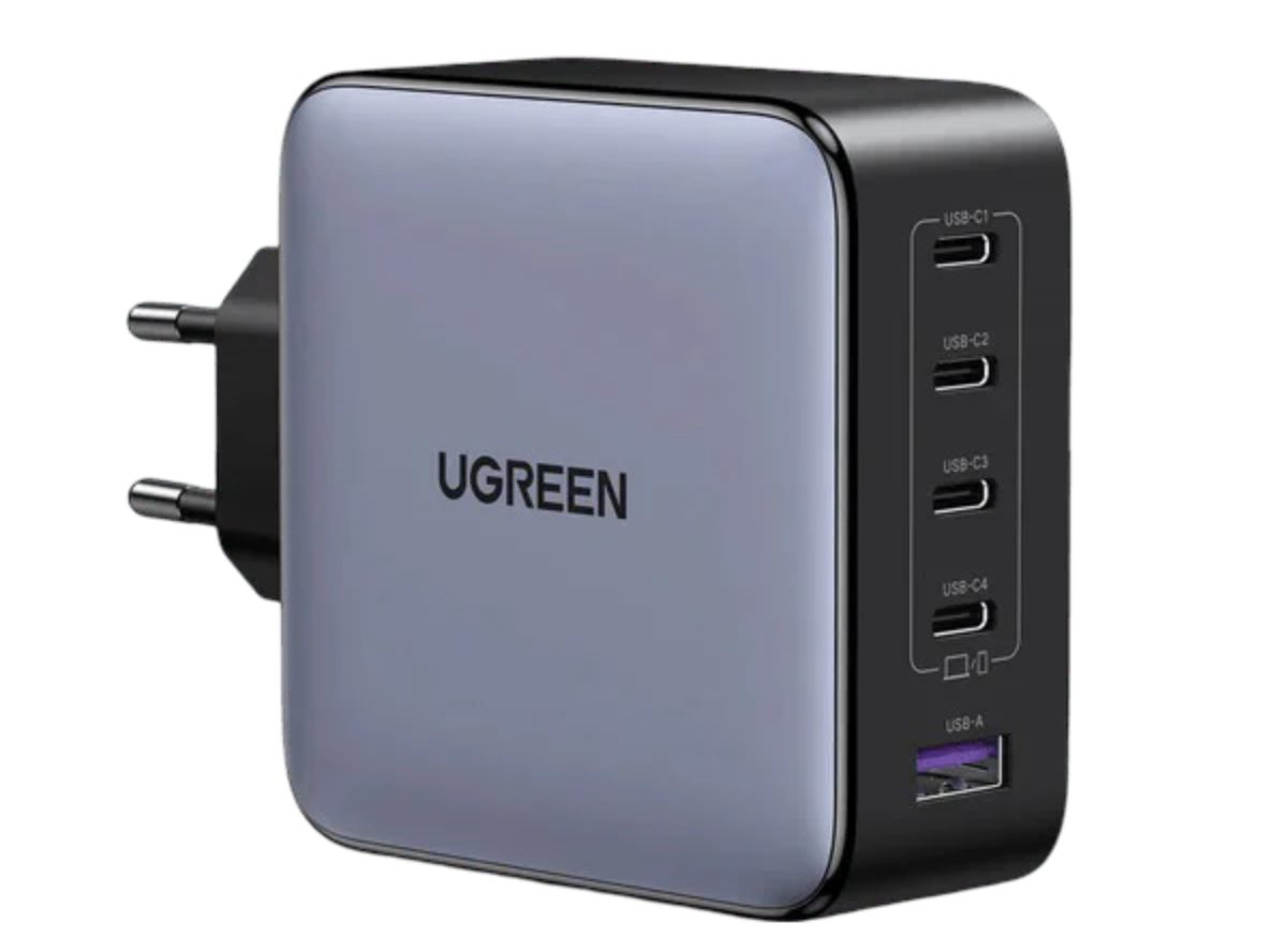 Chargeur secteur UGREEN Nexode 100W version 5 ports en finition gris foncé satiné mat avec face latérale droite en plastique noir laqué présentant cinq ports de connexion clairement étiquetés USB-C1 USB-C2 USB-C3 USB-C4 puis USB-A avec intérieur violet QC en bas, fiche Europlug européenne à deux broches rondes visible à gauche pour compatibilité prises françaises et UE, logo UGREEN gravé en lettres noires majuscules au centre de la face avant, pictogramme appareil et tablette entre USB-C4 et USB-A, vue produit catalogue officielle sur fond blanc neutre