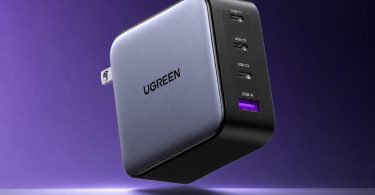 Chargeur secteur UGREEN Nexode 100W (référence CD226) en finition gris foncé satiné avec face avant en plastique noir laqué présentant les quatre ports de connexion étiquetés USB-C1 USB-C2 USB-C3 et USB-A en haut, fiche secteur avec broches pliables visibles à gauche, logo UGREEN gravé en lettres noires sur la face latérale, mise en scène lifestyle premium sur fond violet dégradé avec halo lumineux blanc en arrière-plan évoquant la technologie GaN et la performance de charge rapide