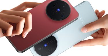 Deux smartphones de la série flagship Vivo X500, l'un rouge bordeaux et l'autre bleu clair, mettant en avant le large module photo circulaire certifié ZEISS avec optiques T*.