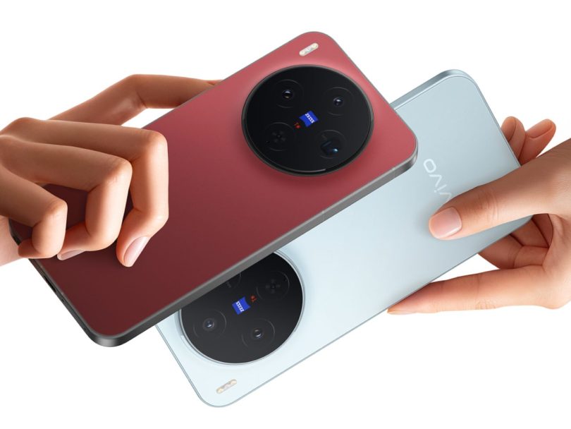 Deux smartphones de la série flagship Vivo X500, l'un rouge bordeaux et l'autre bleu clair, mettant en avant le large module photo circulaire certifié ZEISS avec optiques T*.