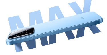 Visuel officiel du Xiaomi 17 Max en coloris bleu clair, montrant son profil ultra-fin, son écran plat géant et son module photo carré certifié Leica, sur un fond stylisé affichant le texte "MAX".