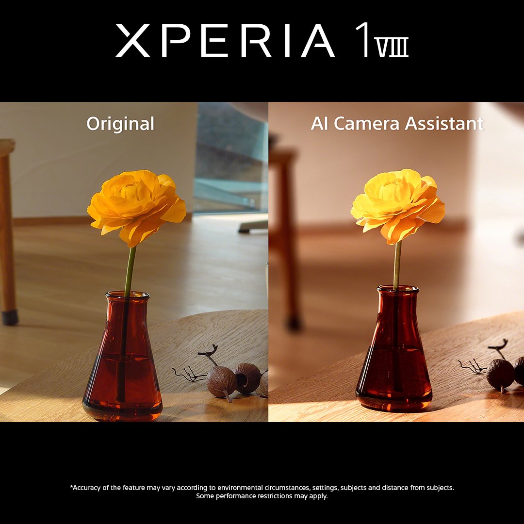 Comparatif photo officiel du Xperia 1 VIII avec logo en haut. À gauche, la photo originale d'une fleur jaune dans un vase en verre ambré ; à droite, la version AI Camera Assistant au ton nettement plus chaud.