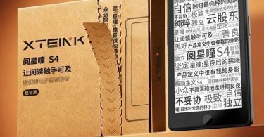 Liseuse Xteink S4 avec écran e-ink de 4,7 pouces à côté de son emballage en carton kraft, illustrant le concept d'écran secondaire pour iPhone.