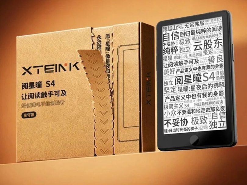Liseuse Xteink S4 avec écran e-ink de 4,7 pouces à côté de son emballage en carton kraft, illustrant le concept d'écran secondaire pour iPhone.