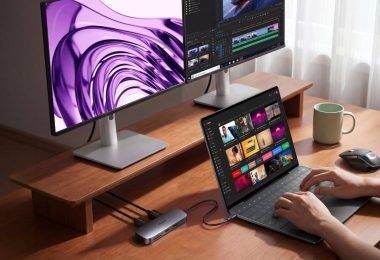 Hub USB-C 8-en-1 Nano d'Anker branché à un ordinateur portable sur un bureau en bois, gérant un double affichage fluide sur deux moniteurs externes en 4K.