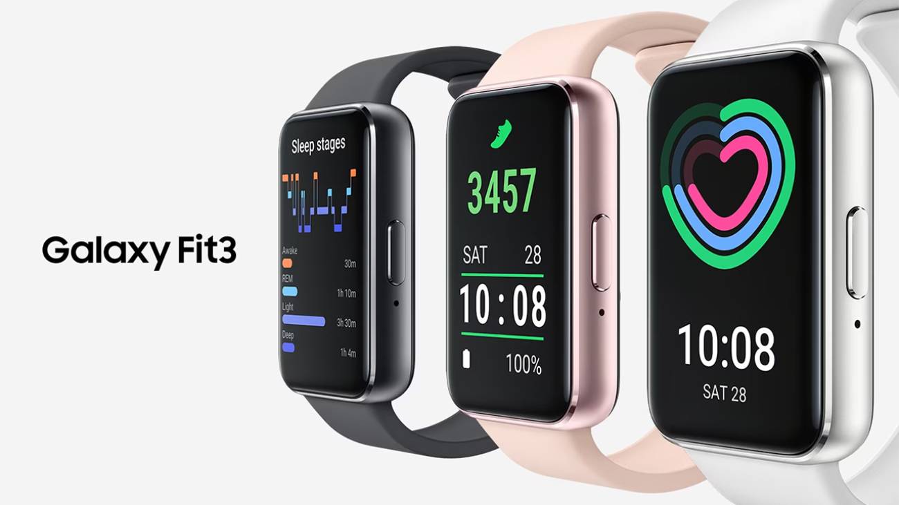 Trois bracelets connectés Samsung Galaxy Fit 3 présentés côte à côte en coloris noir, or rose et argent, affichant respectivement le suivi des phases de sommeil, le nombre de pas et les anneaux d'activité physique.