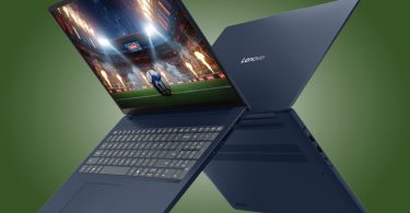 Ordinateur portable Lenovo IdeaPad Slim 3 16IPH11 bleu nuit présenté sous deux angles : ouvert affichant un stade de sport lumineux (illustrant la qualité de l'écran 16 pouces et l'option OLED), et de dos fermé laissant voir le logo.