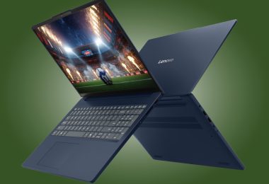Ordinateur portable Lenovo IdeaPad Slim 3 16IPH11 bleu nuit présenté sous deux angles : ouvert affichant un stade de sport lumineux (illustrant la qualité de l'écran 16 pouces et l'option OLED), et de dos fermé laissant voir le logo.